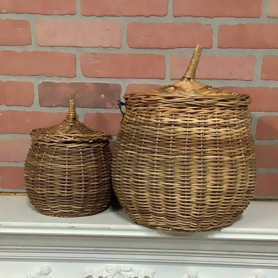 Round wicker basket with lid